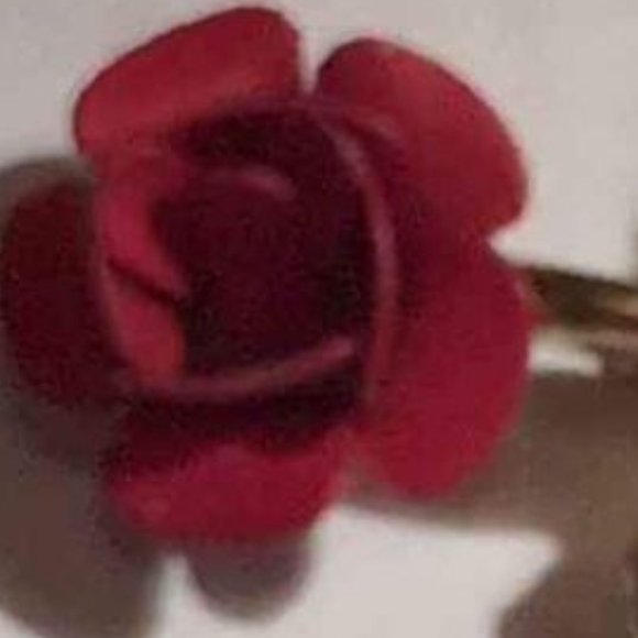 Vtg Single Red Metal Rose Petals w Gold Tone Stem Lapel Pin Flower Brooch - Picture 1 of 5